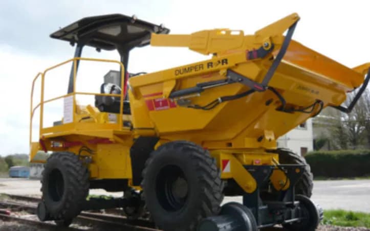 Dumper rail-route posé sur la voie, benne relevée