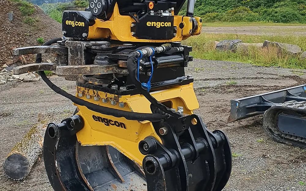 Tiltrotateur Engcon équipé d’un grappin, monté sur une pelle